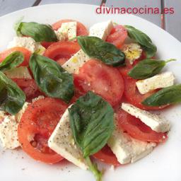 Tomate con Queso y Albahaca