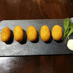 Croquetas de la casa.