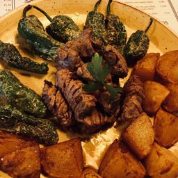 Pluma de cerdo ibérico a la plancha, pimientos confitados, patatas al horno