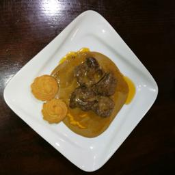 Carrillera de ibérico en salsa.