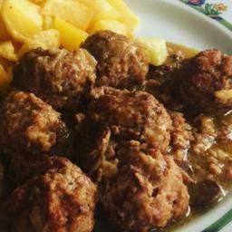 Albóndigas estofadas con champiñones