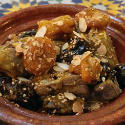 TAYÍN DE CORDERO CON CIRUELAS