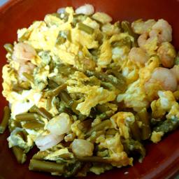 REVUELTO DE AJETES Y GAMBAS