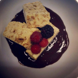 HELADO DE HIGOS CON CHOCOLATE CALIENTE