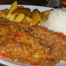 Ropa Vieja de ternera, arroz blanco, tostones y patatas. (típico cubano)