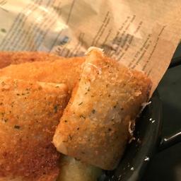 Lingotes de queso a las finas hierbas con mermelada de frambuesa