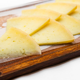 Tabla de quesos con picos y frutos secos