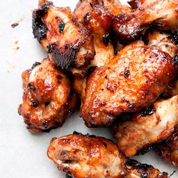 Alitas de pollo marinadas con salsa barbacoa