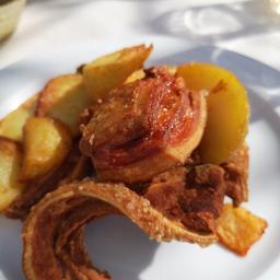 Cochinillo frito con patatas fritas