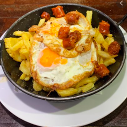 Huevos estrellados con chistorras de Navarra