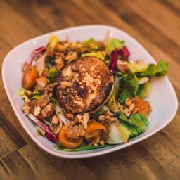 ENSALADA CON QUESO DE CABRA