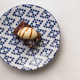 Brownie de avellanas con helado artesano y sal Maldon