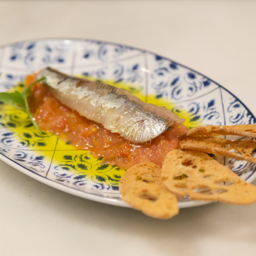 Sardina ahumada con tomate rallado y aceite de oliva de la Sierra de Espadán   