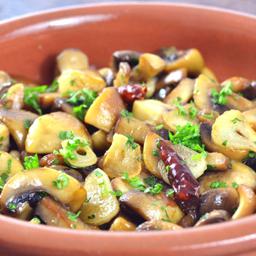 Champiñones al Ajillo