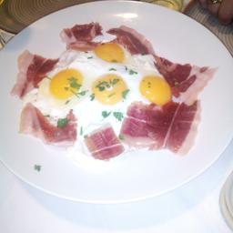 Huevos Rotos con Jamón