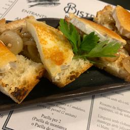 Coca de queso de cabra, cebolla confitada y jamón ibérico