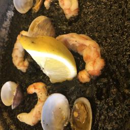 Arroz negro con gambas y almejas