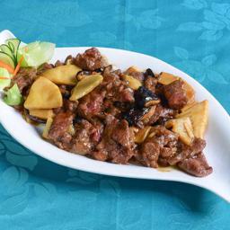 82. Ternera con bambú y setas chinas 