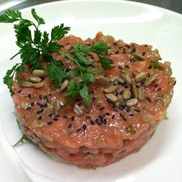 Tartar de salmón con crema de yogurt