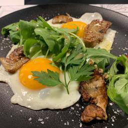 Huevos  al plato, foie gras salteado, tomates cherry