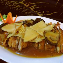 96. Pato con bambú y setas chinas 