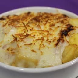 Patatas con salsa de queso y bacon