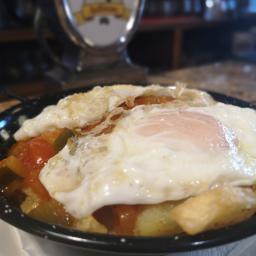 Huevos rotos con pisto