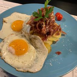 Patatas, huevos y jamón ibérico