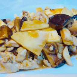 93. Pollo con bambú y setas chinas