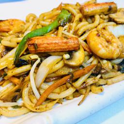 382. Tallarines japoneses con marisco 