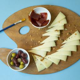 Queso manchego con mermelada de frutos rojos