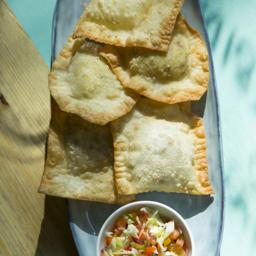 Porción de pastel de feira (Carne, queso, jamón dulce y queso/ pollo y plátano)