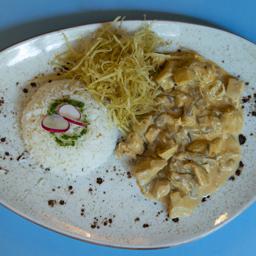 Strogonoff de pollo con arroz y patata