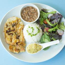 Combinado de arroz, frijoles, pollo, ensalada, farofa y vinagreta