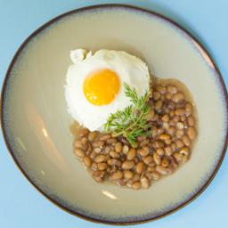 Arroz a la brasileña con arroz, frijoles y huevo frito