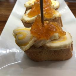 41. Queso de cabra con piña