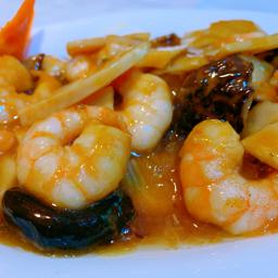 86. Gambas con bambú y setas