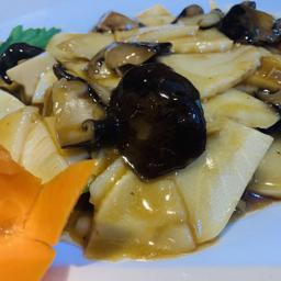 83. Bambú y setas chinas