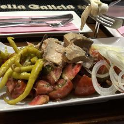 Tomates con escabeche y piparras