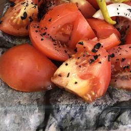 Tomates con arbequina y sal maldon