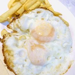 34. Huevos fritos con patatas