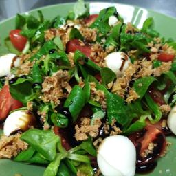 Ensalada de tomate  con perlas de mozarella