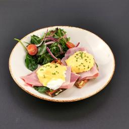 Huevos benedictinos con jamón cocido