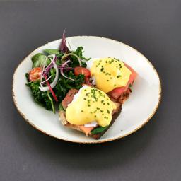 Huevos benedictinos con salmón ahumado