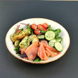 Salmón ahumado y mini patatas asadas