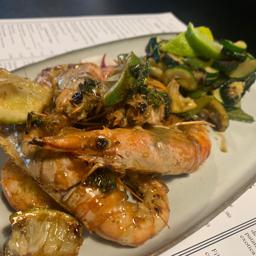 Gambas  fritos con ajo y perejil, y verduras salteadas