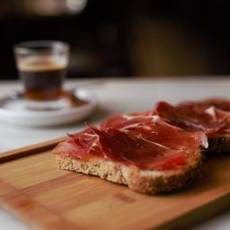 Café + Tostada con tomate y Jamón o Queso