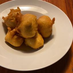 Buñuelos caseros de bacalao sobre culis de miel(6 uds.)
