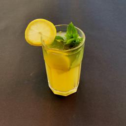 Limonada casera con hierbabuena