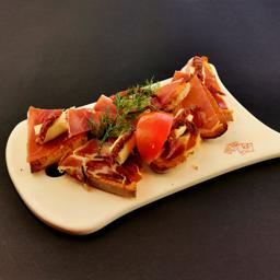 Jamón ibérico y queso brie